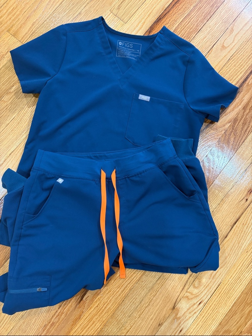 FIGS Women’s Scrub Top and Pant Set